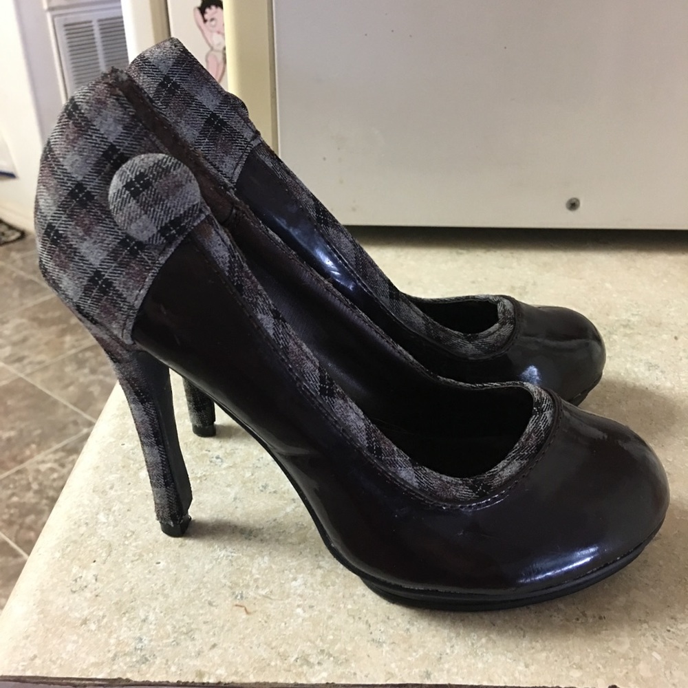 Ladies round toe brown and plaid shoe size 6